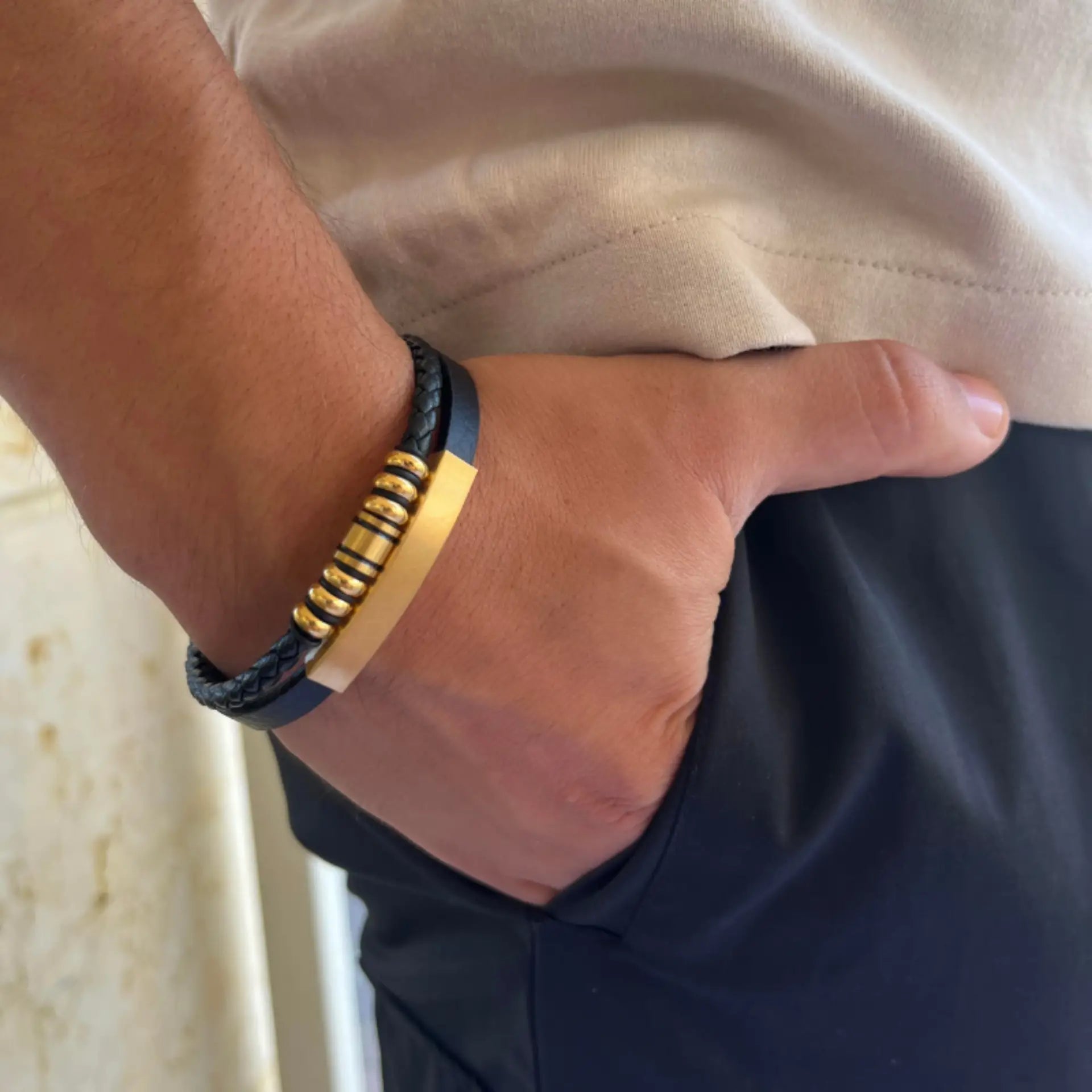 צמיד לגבר עם רצועות עור וחרוזי מתכת בעיצוב יוקרתי