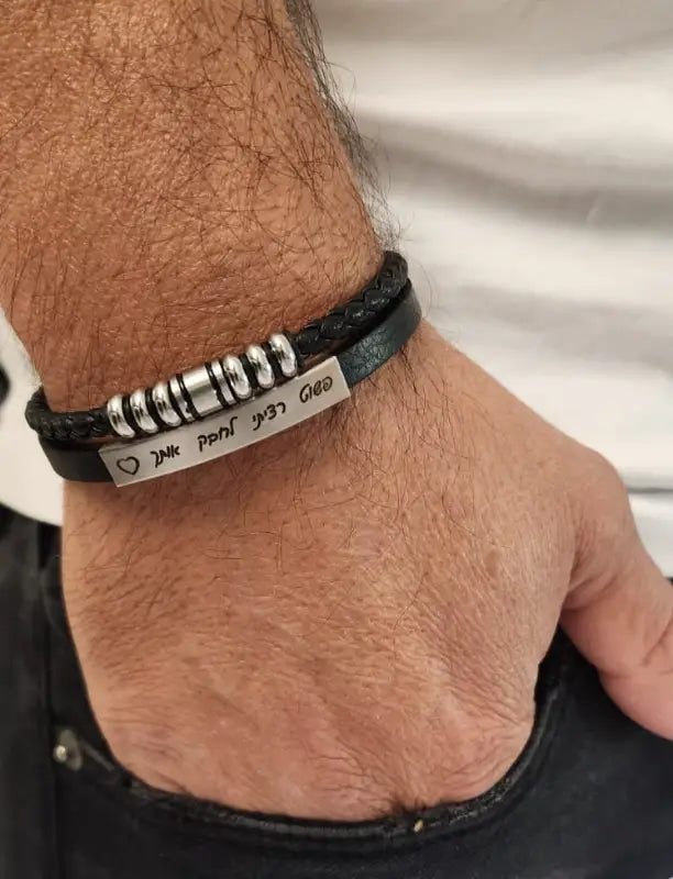 צמיד לגבר עם רצועות עור וחרוזי מתכת בעיצוב יוקרתי